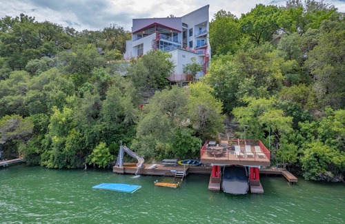 Oak Shores On Lake Austin House | Premium Lake Austin Lakeside Bedrooms. 6 Hole Mini Golf Course and Waterfall