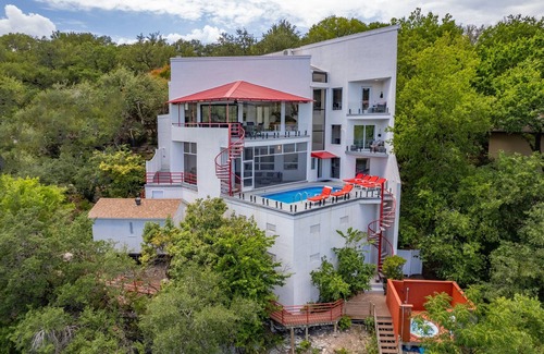 Oak Shores On Lake Austin House | Premium Lake Austin Lakeside Bedrooms. 6 Hole Mini Golf Course and Waterfall