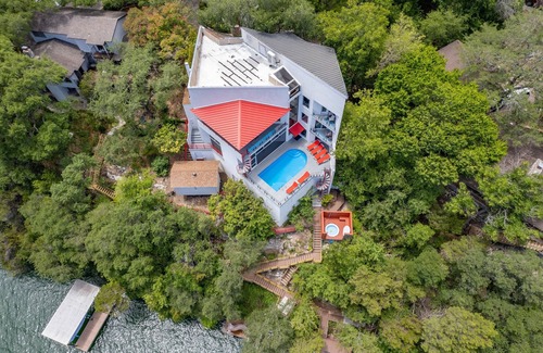 Oak Shores On Lake Austin House | Premium Lake Austin Lakeside Bedrooms. 6 Hole Mini Golf Course and Waterfall