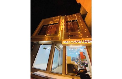 Maheshwar Apartment | Premium quadruple room AC 3-5 occupancy@StayMore