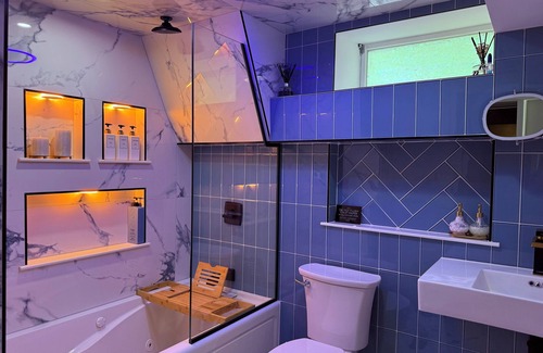Paterson Apartment | Presidential Suite Inspired Apt 35-mins from NYC