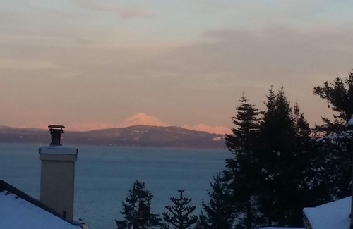 Cordova Bay House | Prestigious Location Desirable Executive Home, Very Large Clean Rental.