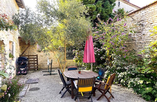 Aumagne House | Pretty, bucolic 95 m2 house in magnificent landscaped grounds. Private courtyard. Swimming pool.