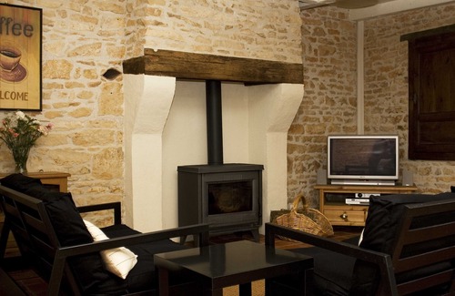 Chasseneuil-sur-Bonnieure Cottage | Pretty Charantais cottage. WIFI. With private pool & garden, tranquil location