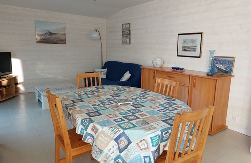 Denneville House | Pretty gîte 50m from a beautiful sandy beach facing Jersey