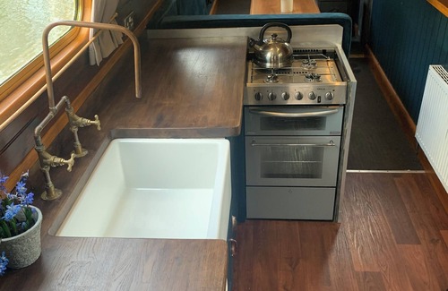 Elthorne Boat Rental | Pretty Narrowboat moored in Private Garden, (sleeps 4), Hanwell, West London.