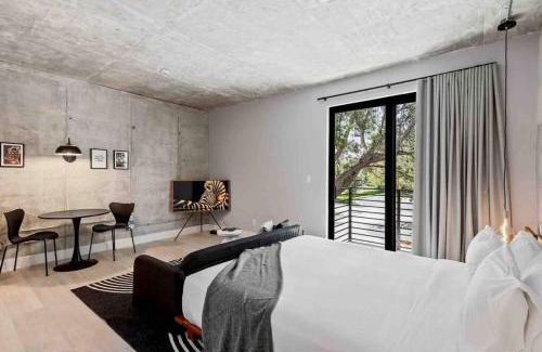 Flagler Village Apartment | Pretty Rola 203 Deluxe Apartment with King Bed Close to Beach and Downtown