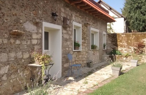 Neuville-Bosc Cottage | Pretty stone cottage in a picturesque setting