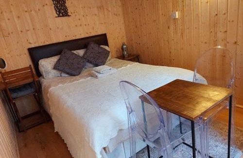 Fryent Apartment | Pretty Studio with a Private Terrace