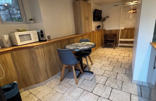 Cannes La Bocca Apartment | Pretty studio with calm on the heights of Cannes, 10 minutes from the Croisette.