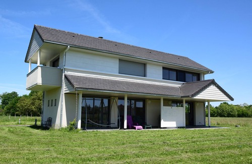 Artigueloutan House | Pretty villa with a large swimming pool in lush greenery