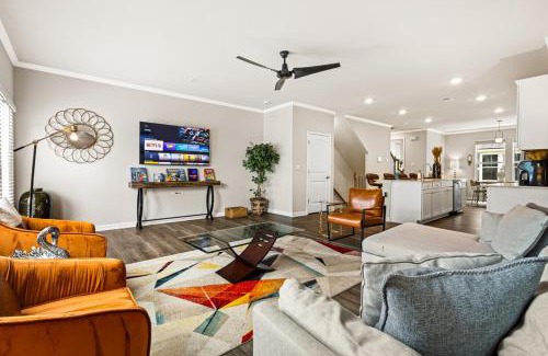 Hapeville House | Price Cut, New Lux Home 5 mins to Airport , 15 min to Downtown, 25 min to Buckhead with 3 beds and 3 baths