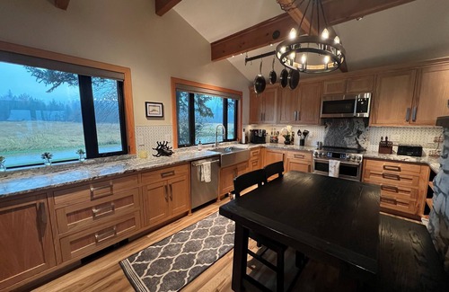 Coolin House | Priest Lake Waterfront bungalow with 75' private beach and dock