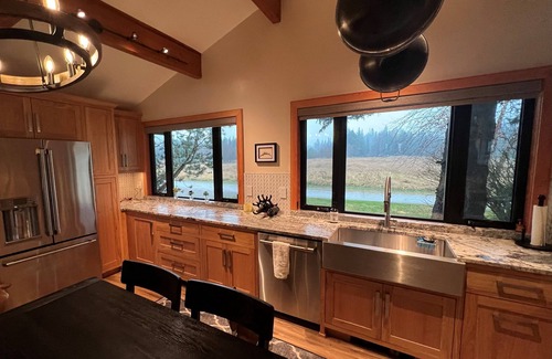 Coolin House | Priest Lake Waterfront bungalow with 75' private beach and dock