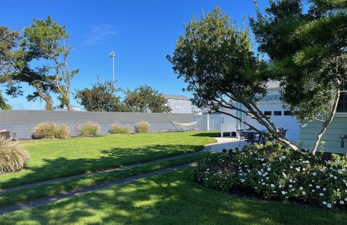 A-Zone House | Prime Beach House & Huge Private Back Yard - Steps to the beach & Shark Park!