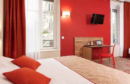 Perrache Apartment | Prime Confluence District Retreat: Modern Amenities