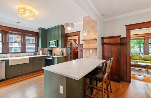 Downtown Vancouver House | Prime Downtown Location - Family Friendly