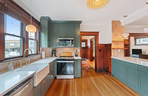 Downtown Vancouver House | Prime Downtown Location - Family Friendly