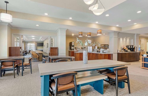 Herndon Apartment | Prime Location! 2 Convenient Units, Kitchen, Onsite Parking, Free Breakfast