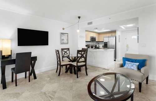 Coconut Grove Hotel | Prime Location! 2 Units with Full Kitchen! Onsite Pool, Jacuzzi, Valet Parking!