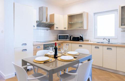Tower Road Apartment | Prime Location 3BR Apartment with Stunning View by ArcoBnb