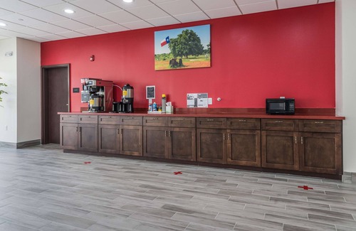 Katy Resort | Prime Location! 4 Comfortable Units Near Katy Mills Mall, Free Bfast & Parking!