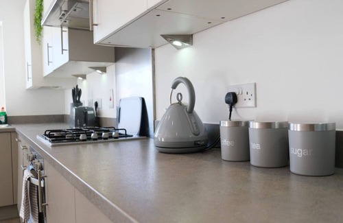 Milton Keynes House | Prime Location 4 Bedroom 3.5 Bath House - Sleeps 8