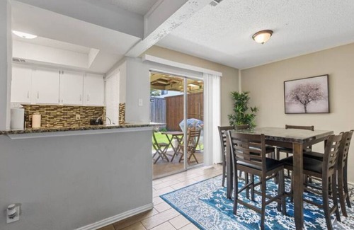 Southwest Carrollton House | Prime Location 4 SMART TVS4 BEDS Pet Friendly