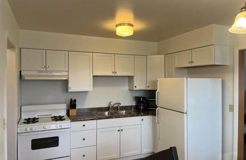 Springfield Apartment | Prime Location Amazing Unit Close to Downtown - 2 queen beds