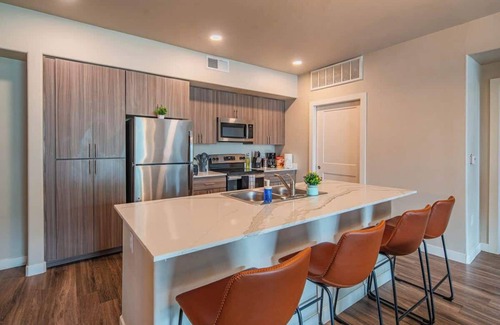 Tempe Apartment | Prime Location | Balcony, Pool, Gym, W/D, Parking