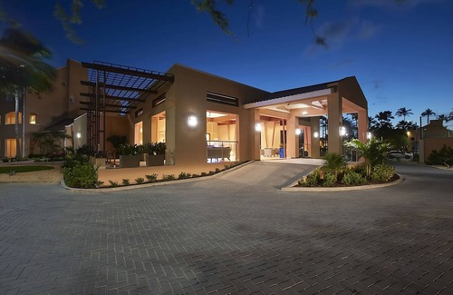 Oranjestad-West Hotel | Prime Location! Onsite Pool, Kitchenette, Free Parking, Near Druif Beach