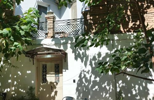 Vera Apartment | Prime location studio with terrace & shared bathroom & private kitchen