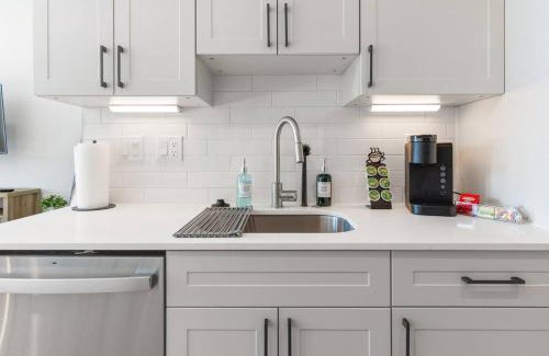 Northern Liberties Apartment | Prime NoLibs, by Fishtown, Lux Queen Bed, Sleep 3ppl, Fast Wifi, Rooftop Access