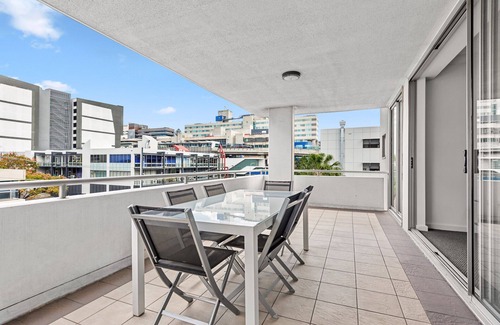 Bowen Hills Apartment | Prime Position! 3bed/2bath/1car ~ 10mins to CBD