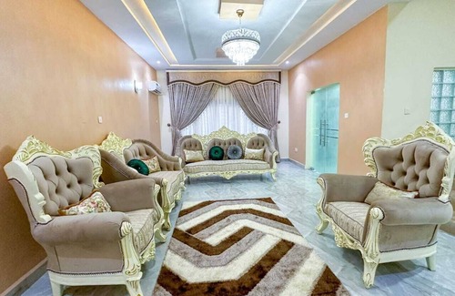 Utako House | Prime Residence Abuja: Short Stay Rental Apartment for Visitors and Travellers