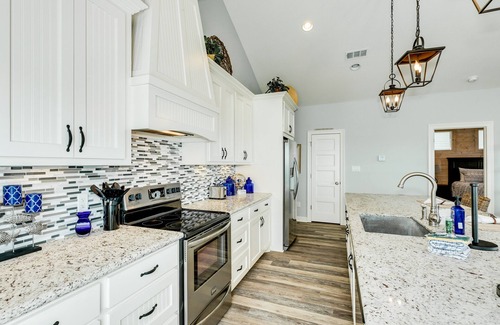 Crystal Beach House | Prime | Steps to Beach | Large Deck | Pet Friendly