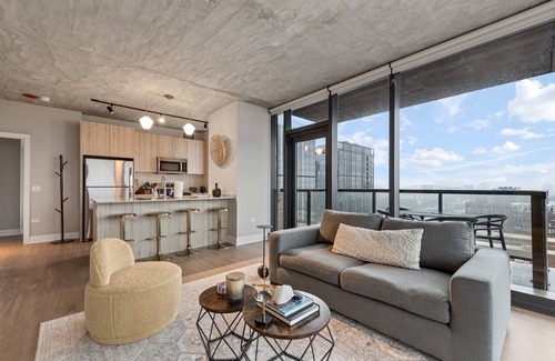 West Loop Apartment | Prime West Loop 2BR Apts + Event Convenience