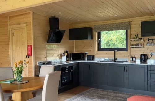 Chard Cottage | PRIMROSE, family friendly, with hot tub in Chard