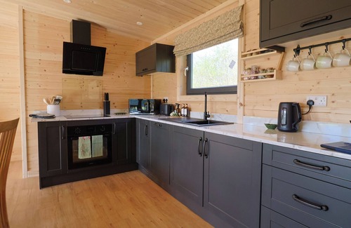 Chard Cottage | PRIMROSE, family friendly, with hot tub in Chard