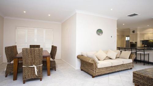 Terrigal House | Primrose Sands Accom Holidays