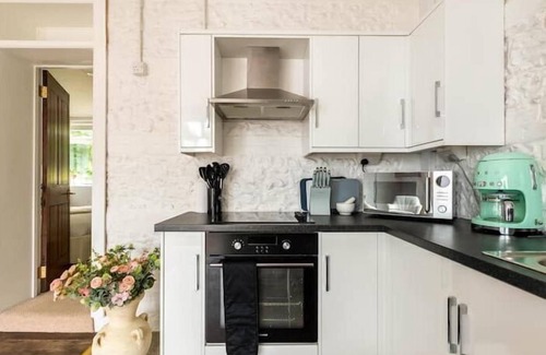 Blandford Saint Mary House | PRIMROSE - UNIQUE STAY | SLEEPS 2 | PETS ALLOWED | HOT TUB | BBQ | PATIO | WI-FI