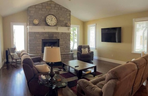 Cressy House | Prinyers Lake House in Prince Edward County