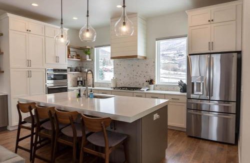 Deer Mountain House | Pristine 3BR with Hot Tub 15min to Park City