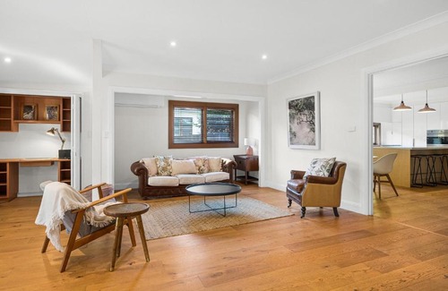 Mittagong House | Pristine 4-Bed Railway Cottage with Studio