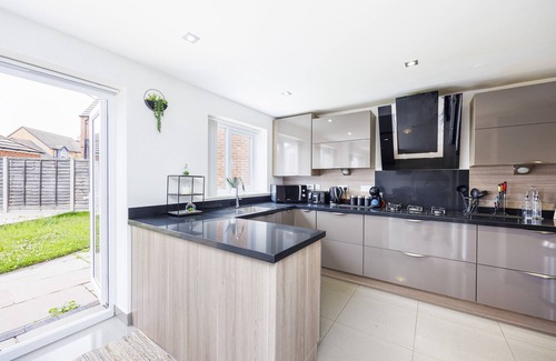 Allesley House | *Pristine 5 bedroom 4.5 bathroom* garden & patio*