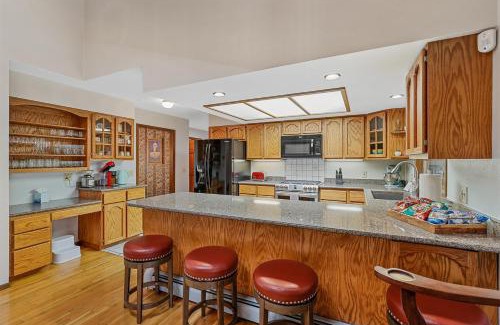 Flagstaff House | Pristine Cabin on Wooded Lot. Fantastic Location Pool Table