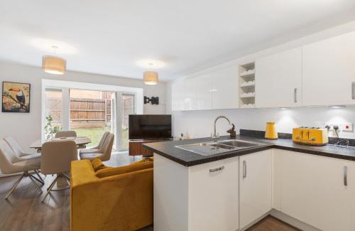 Dartford House | Pristine house near Dartford Station with Free Parking and Study