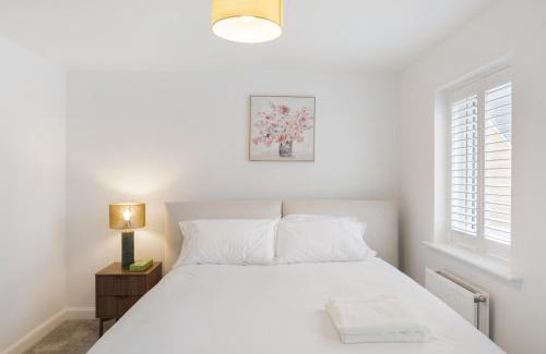 Dartford House | Pristine house near Dartford Station with Free Parking and Study