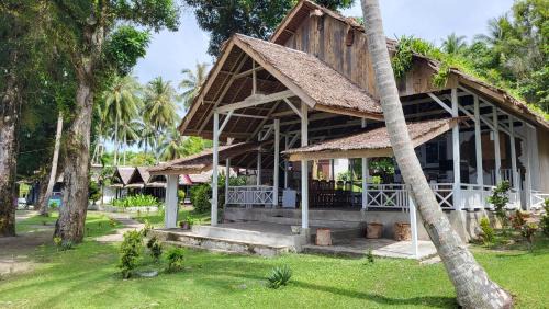Pulau Unauna Resort | Pristine Paradise Dive Resort - Togean Islands, Una Una
