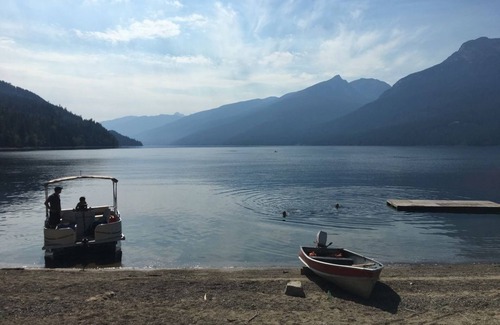 Silverton House | Pristine Slocan Lakeview/Lakefront Chalet!!!! Great Family Get Away!!!!!